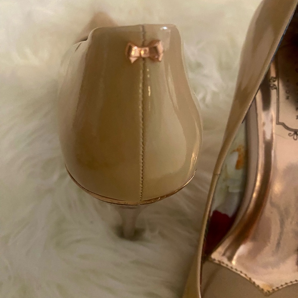 Ted Baker Glossy Beige Heels with Bow Accent